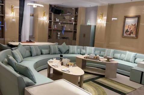 南宁云端夜总会邀模特,以奢华体验涵养高雅,共谱职场精致华章